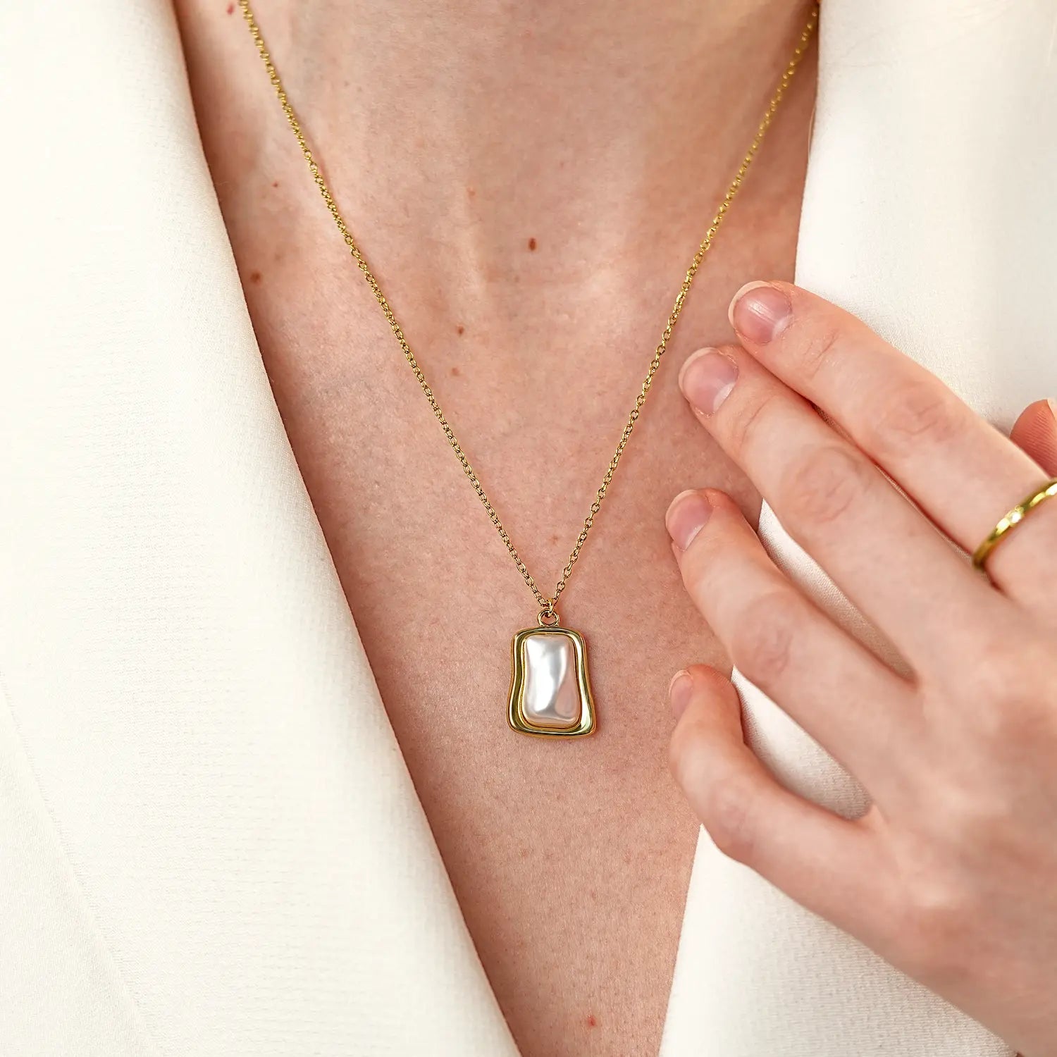 Maris Pendant Necklace
